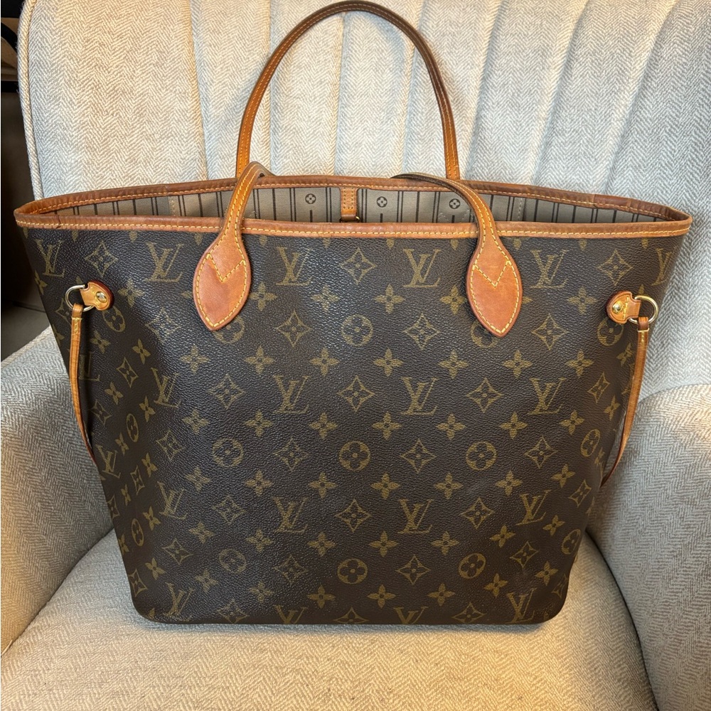 Louis Vuitton Neverfull MM Monogram Shoulder Tote Bag